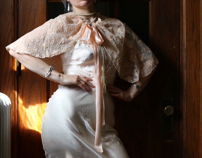 Vintage 1930s Peach Tambour Lace Caplette