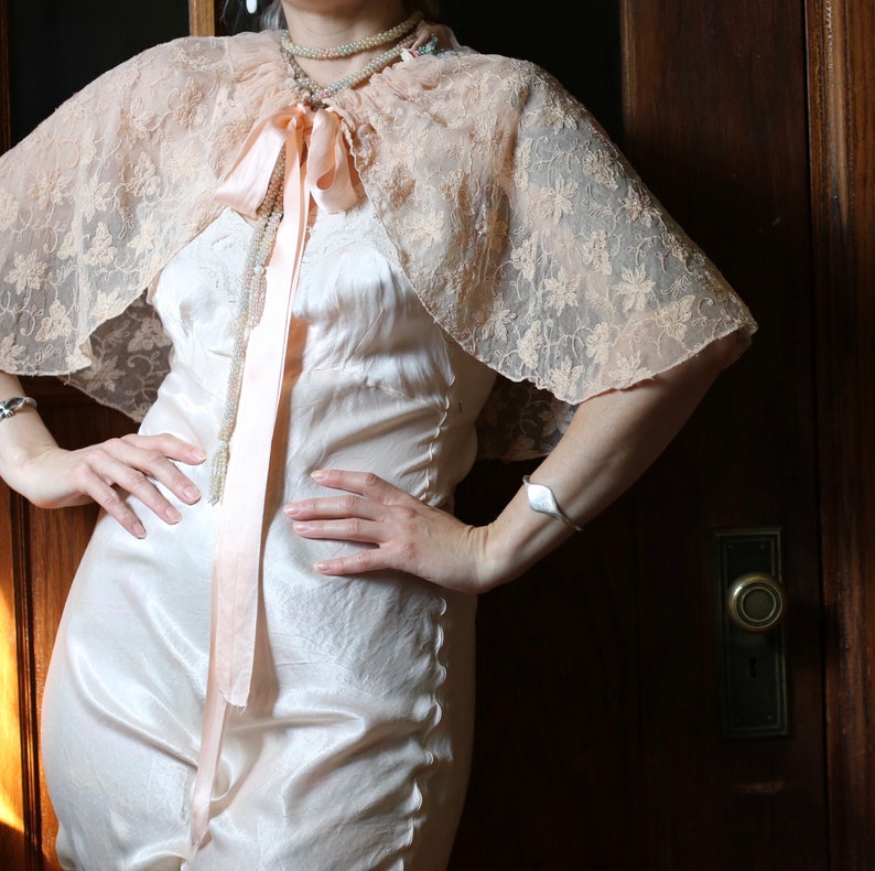 Vintage 1930s Peach Tambour Lace Caplette