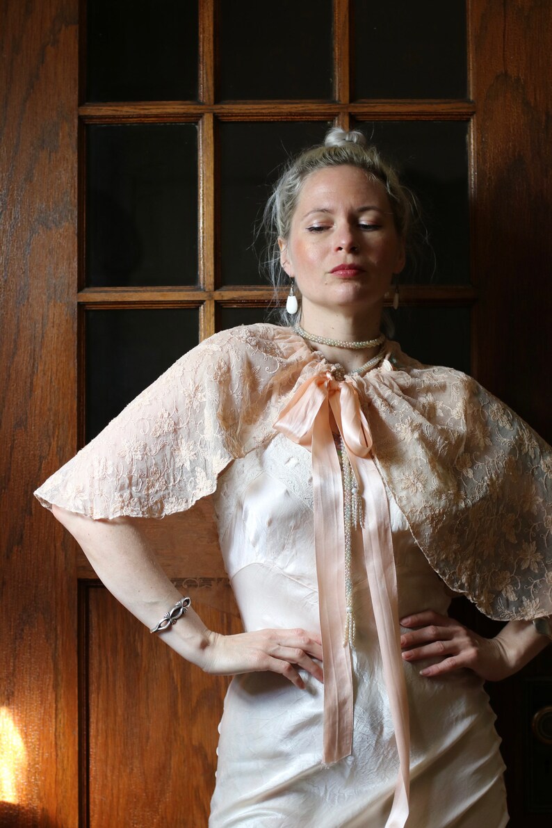 Vintage 1930s Peach Tambour Lace Caplette