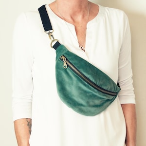 Bauchtasche Samt, Hüfttasche salbei, coole Crossbody Tasche, grüne Samttasche