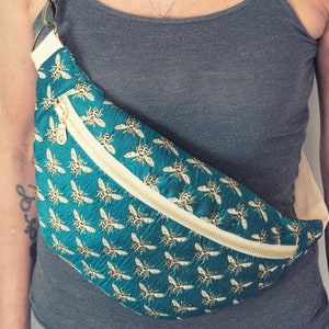 Bauchtasche Gobelin Bienen, Hüfttasche türkis, ausgefallene Hip Bag Brokat