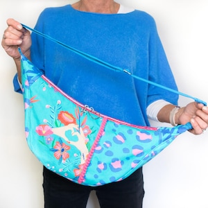 Einzigartige Halbmondtasche aus Canvas, farbenfrohes Design mit Peace-Anhänger, Festival Bag, Geschenk für Frauen