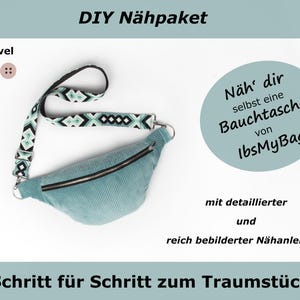 Puede incluir: Riñonera de pana turquesa con cremallera negra y correa estampada. La correa tiene un diseño geométrico negro, blanco y turquesa. La imagen también incluye texto en alemán: "DIY Nähpaket" y "Schritt für Schritt zum Traumstück."