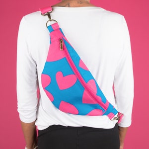 Bauchtasche mit Herzen, Pink & Blau, Y2K-Stil, Statement-Tasche