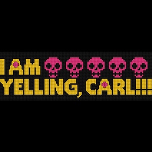 Può includere: Un motivo a punto croce su sfondo nero che presenta il testo giallo I AM YELLING, CARL!!! con cinque teschi pixelati rosa posizionati tra le parole I AM e YELLING. Il design utilizza un'estetica a blocchi, simile a una griglia.