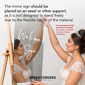 Op de afbeelding: Een rechthoekig spiegelbord met witte scripttekst Welcome Sign en de merknaam SPEEDYORDERS onderaan. De tekst op de afbeelding vermeldt dat de spiegel op een ezel moet worden geplaatst en inclusief muurbevestigingsbeugels wordt geleverd.