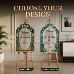 Op de afbeelding: Twee boogvormige welkomstborden voor een bruiloft op houten ezels. De borden bevatten de tekst "Welcome to the wedding of Dorothy & Lloyd" met illustraties van pauwen en lotusbloemen. E&eacute;n bord heeft een blauwgroene rand, de andere een smaragdgroene.