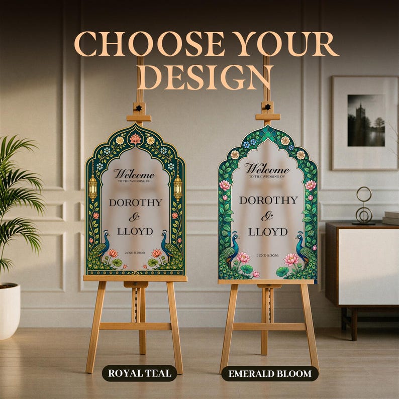 Op de afbeelding: Twee boogvormige welkomstborden voor een bruiloft op houten ezels. De borden bevatten de tekst "Welcome to the wedding of Dorothy & Lloyd" met illustraties van pauwen en lotusbloemen. E&eacute;n bord heeft een blauwgroene rand, de andere een smaragdgroene.