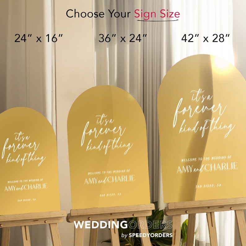 Może przedstawiać: Trzy złote, łukowate znaki na drewnianych sztalugach z napisem "it's a forever kind of thing", "WELCOME TO THE WEDDING OF AMY and CHARLIE" oraz "SAN DIEGO, CA". Podane rozmiary to 24" x 16", 36" x 24" oraz 42" x 28".