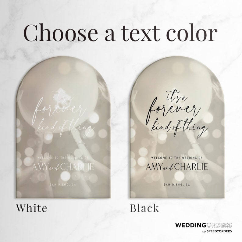 Może przedstawiać: Dwie łukowate tablice ślubne z rozmytym tłem świateł i dłoni. Tablice zawierają tekst 'it's a forever kind of thing', 'WELCOME TO THE WEDDING OF AMY and CHARLIE' oraz 'SAN DIEGO, CA'. Jedna tablica ma biały tekst, druga czarny.