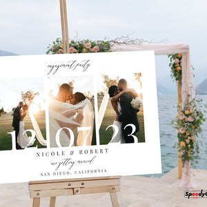 K&ouml;nnte beinhalten: Ein rechteckiges wei&szlig;es Verlobungsparty-Schild mit drei vertikalen Fotopaneelen eines Paares. Der Text lautet engagement party, 12 07 23, NICOLE & ROBERT are getting married und SAN DIEGO, CALIFORNIA in schwarzen Serif- und Schreibschriften.