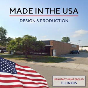 Może przedstawiać: Budynek zakładu produkcyjnego z cegły w Illinois z dużą amerykańską flagą na pierwszym planie. Tekst głosi MADE IN THE USA, DESIGN & PRODUCTION oraz MANUFACTURING FACILITY ILLINOIS. Scena obejmuje drzewo i parking.