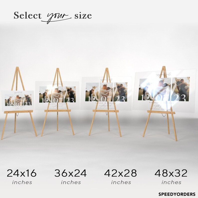K&ouml;nnte beinhalten: Vier rechteckige Hochzeitsschilder aus klarem Acryl auf Holzstaffeleien. Jedes Schild zeigt drei Hochzeitsfotos, das Datum 12.07.23 und Namen. Text: Select your size, 24x16 inches, 36x24 inches, 42x28 inches, 48x32 inches und SPEEDYORDERS.