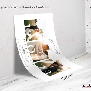 K&ouml;nnte beinhalten: Ein wei&szlig;es, rechteckiges Papierposter mit drei &uuml;bereinander angeordneten Fotos eines Paares. Der Text lautet Nicole & Robert, engagement party, getting married, San Diego, California, sowie die gro&szlig;en Zahlen 12.07.23. Das Poster hat keinen Schnittrand.