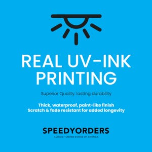 K&ouml;nnte beinhalten: Eine hellblaue Infografik mit einem schwarzen Sonnensymbol &uuml;ber dem wei&szlig;en Text REAL UV-INK PRINTING. Darunter steht in kleinerer Schrift Superior Quality, lasting durability, gefolgt von Thick, waterproof, paint-like finish, Scratch & fade resistant for added longevity und dem Markennamen SPEEDYORDERS ILLINOIS UNITED STATES OF AMERICA.