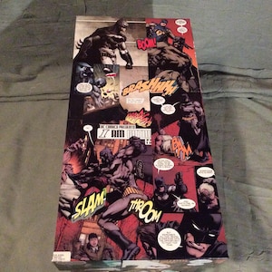 Puede incluir: Un collage de viñetas de cómics que presenta a Batman en varias poses de acción. Las viñetas están dispuestas en formato vertical e incluyen efectos de sonido como "BOOM!" y "SLAM!" El texto "DC COMICS PRESENTS I AM GOON" es visible en el centro del collage.