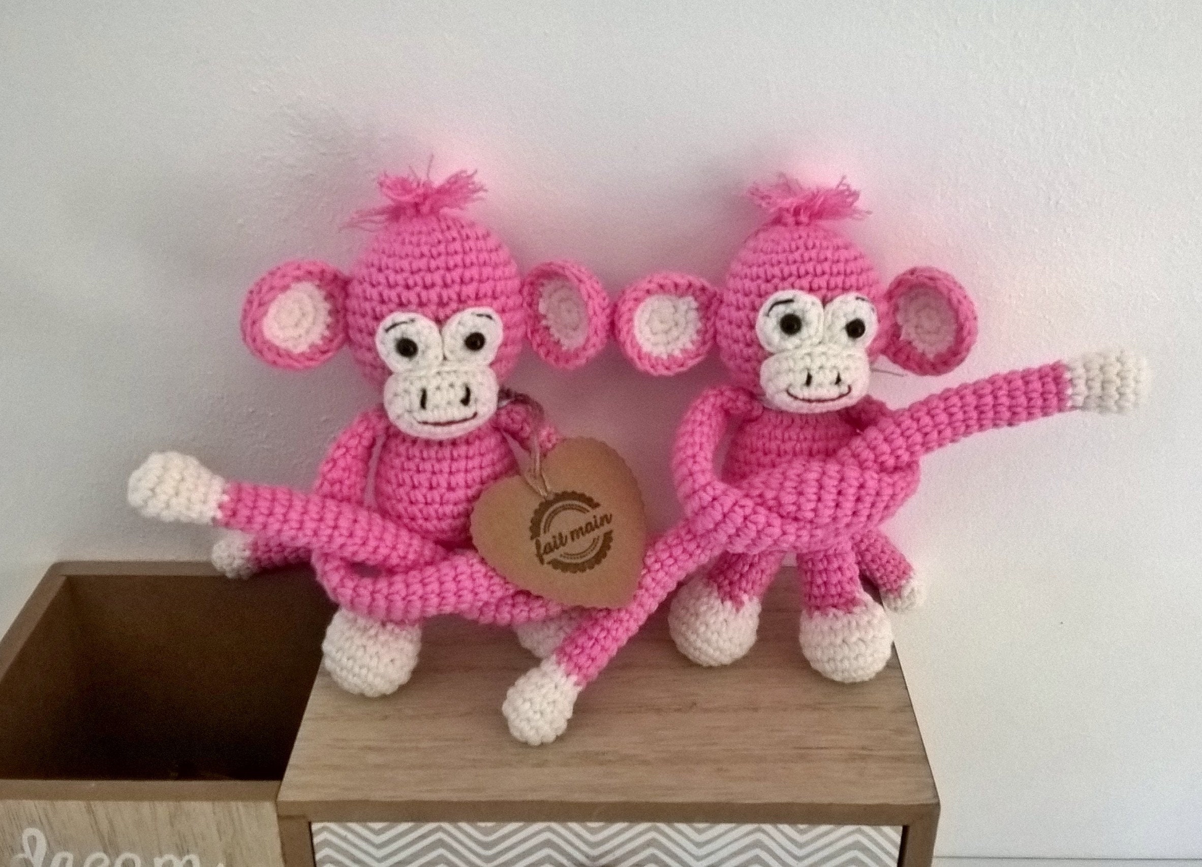 Embrase Petit Singe Rose Au Crochet Amigurumi