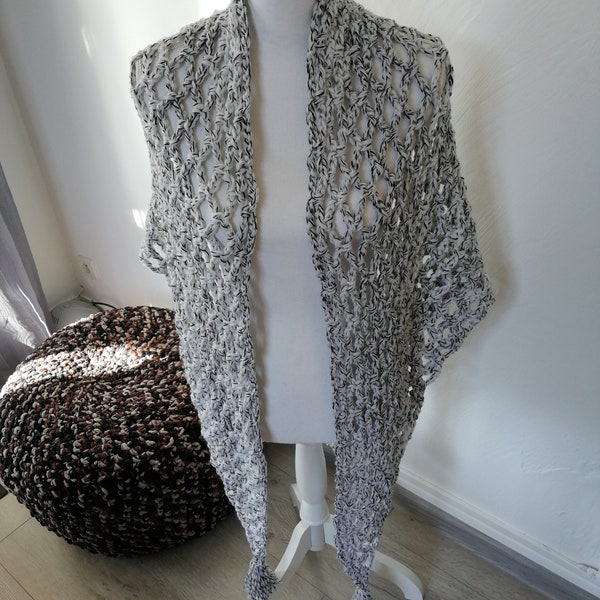 Châle ajouré au crochet chiné écru et gris