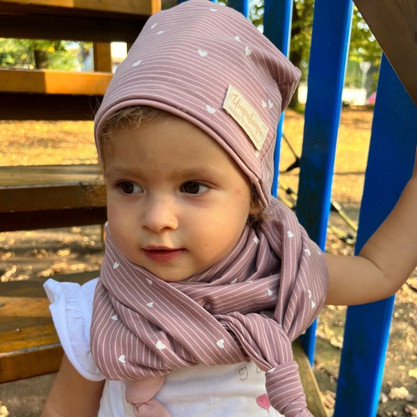 Bonnet bébé rose avec petits coeurs. Complet avec un bonnet en coton et un cache-cou ou une écharpe pour les filles.