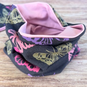 Bonnet et cache-cou ou écharpe gris bleu pour fille avec papillons roses et lilas. Chapeau de printemps à paillettes. image 5