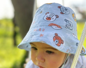Chapeau de pêcheur pour enfants. Chapeau de soleil double face bleu clair avec ours en peluche et étoiles.