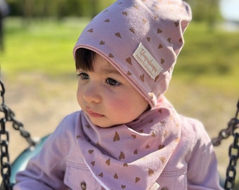 Powder pink cotton baby hat with bronze hearts. Baby girl hat coordinated with the bib bandana. Baby girl birth gift.