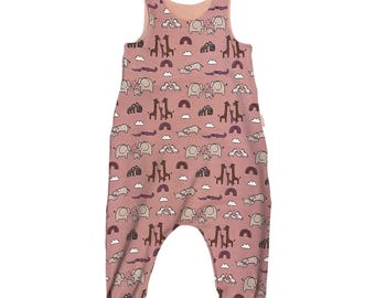 Salopette bimba da giorno, utilizzabile anche come sacco nanna, in cotone elasticizzato. Comoda tuta rosa con animali savana.