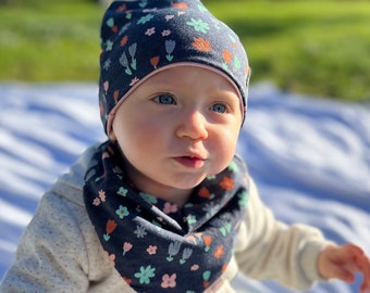 Complete hat and bandana for newborns. Flower and glitter hat for girls. Female birth gift.