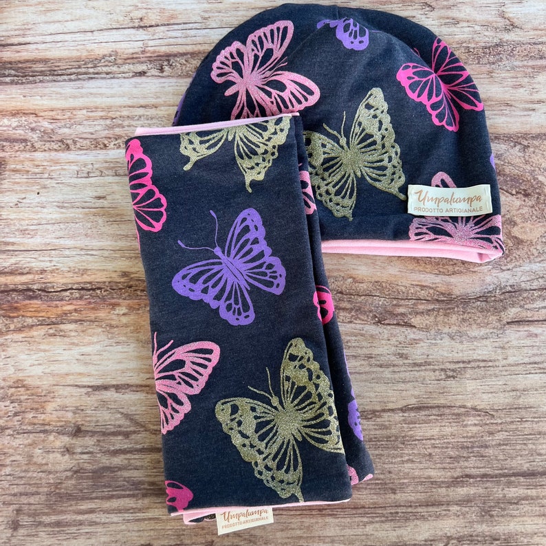 Bonnet et cache-cou ou écharpe gris bleu pour fille avec papillons roses et lilas. Chapeau de printemps à paillettes. image 3