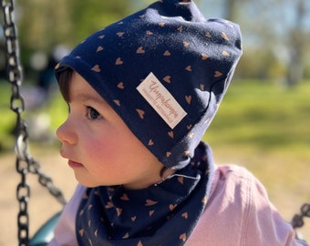 Midnight blue cotton baby hat with bronze hearts. Baby girl hat coordinated with the bib bandana. Baby girl birth gift.