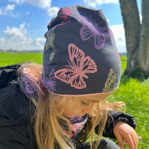 Cappellino e scaldacollo bimba con farfalle glitterate.