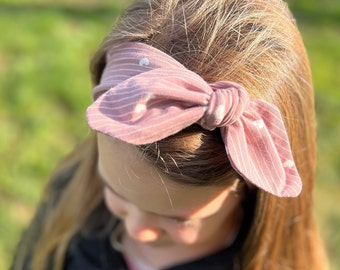 Little girl's hair band, adjustable with knot.