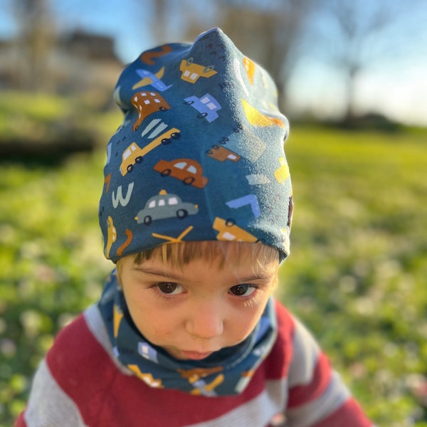 Bonnet et cache-cou bébé avec moyen de transport. Bonnet mi-saison en coton pour enfant. Foulard coloré.