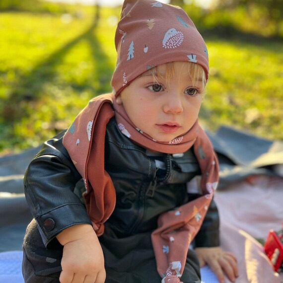 Bonnet coordonné avec un cache-cou ou une écharpe pour garçon et