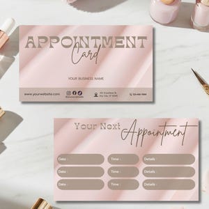 Op de afbeelding: Esthetische afspraakkaarten met de tekst "Appointment Card" en "Your Next Appointment" in een zachtroze en beige kleurenschema. De afbeelding bevat ook nagellakflesjes, een druppelflesje, een gouden schaar en bloemblaadjes.