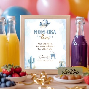 Könnte beinhalten: Ein druckbares Schild für eine "Mom-osa Bar" mit einem blauen Cowboyhut und einer Kaktus-Illustration. Das Schild lautet "Gieße den Saft ein, füge etwas Sprudel hinzu, garniere mit Obst. Prost! Zur Mom-osa Bar."