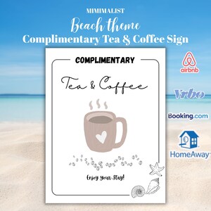 以下が含まれることがあります： 「無料の紅茶とコーヒー」と書かれた、ミニマリストなビーチをテーマにしたサイン。ハートの付いたベージュ色のマグカップ、コーヒー豆、そして「ご滞在をお楽しみください！」というフレーズが装飾的なフォントで表示されています。背景はビーチの風景です。