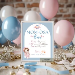 Könnte beinhalten: Ein blaues und rosa bedruckbares Schild mit einem Comic-Astronauten und dem Text "MOM-OSA Bar" mit den Anweisungen "Gieße den Saft ein, Füge etwas Sprudel hinzu, Garniere mit Obst." und "Prost! Auf die werdende Mama!"
