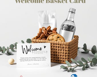 Puede incluir: Una cesta de mimbre llena de aperitivos y una botella de agua. La cesta contiene una bolsa de frutos secos, una galleta y una tarjeta de bienvenida. La tarjeta dice "Bienvenido" e incluye un mensaje sobre aperitivos de cortesía. La imagen también incluye logotipos de Airbnb, Vrbo, Booking.com y HomeAway.