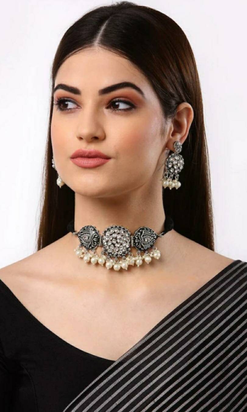 Black necklace on sale set for saree