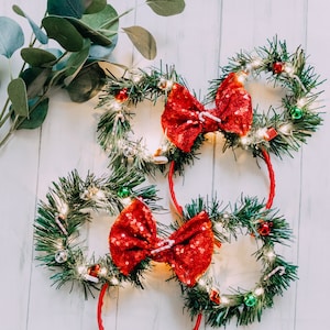 クリスマスリース、飾りとキャンディケインが付いたマウスの耳（クリスマス前に届きます）