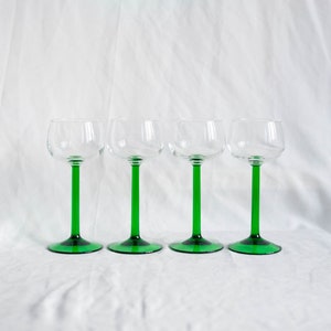 Ensemble de 4 verres à vin vintage à pied vert, Luminarc grands verres fabriqués en France, années 70 image 1