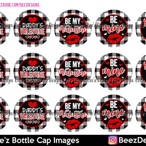 Pode incluir: Conjunto de 12 imagens de tampas de garrafas para o Dia dos Namorados com um padrão de xadrez de búfalo preto e branco com corações vermelhos e texto. Os designs incluem "Mommy's Valentine", "Daddy's Valentine", "Be My Valentine", "Be Mine" e "Kisses 25¢".