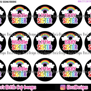 Puede incluir: Diez imágenes redondas de tapones de botella en blanco y negro con un diseño de arcoíris y nubes. Cada imagen presenta un título de hermana diferente: Hermana Mayor, Hermana del Medio, Hermana Menor, Hermana Pequeña y Hermana Gemela.