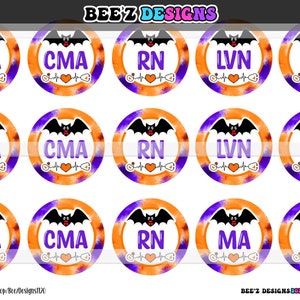 Puede incluir: Doce pegatinas redondas con temática de Halloween. Cada pegatina presenta un fondo tie-dye morado y naranja con un murciélago negro y un corazón blanco con un estetoscopio. Las pegatinas tienen el siguiente texto: CNA, CMA, RN, LPN, LVN y MA.