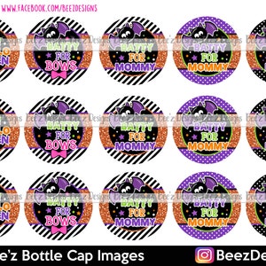 Könnte beinhalten: Zwölf runde Flaschenverschlussbilder mit Halloween-Motiv. Die Bilder zeigen einen schwarz-weiß gestreiften Hintergrund mit orangefarbenem Glitzer. Die Bilder zeigen verschiedene Designs, darunter einen Kürbis, eine Fledermaus und den Text "Batty for" gefolgt von "Mommy", "Daddy", "Bows" oder "Halloween".