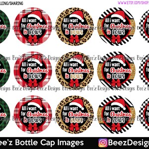 Peut inclure: Douze images rondes de bouchons de bouteille de 5 cm de diamètre sur le thème de Noël. Chaque image a un motif de fond différent, y compris du tartan, de l'imprimé léopard et du damier. Le texte sur chaque image est "All I want for Christmas is bows".