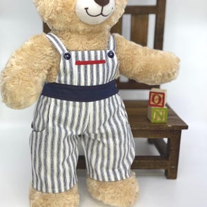 Mono de rayas de osito de peluche, peto azul marino y blanco