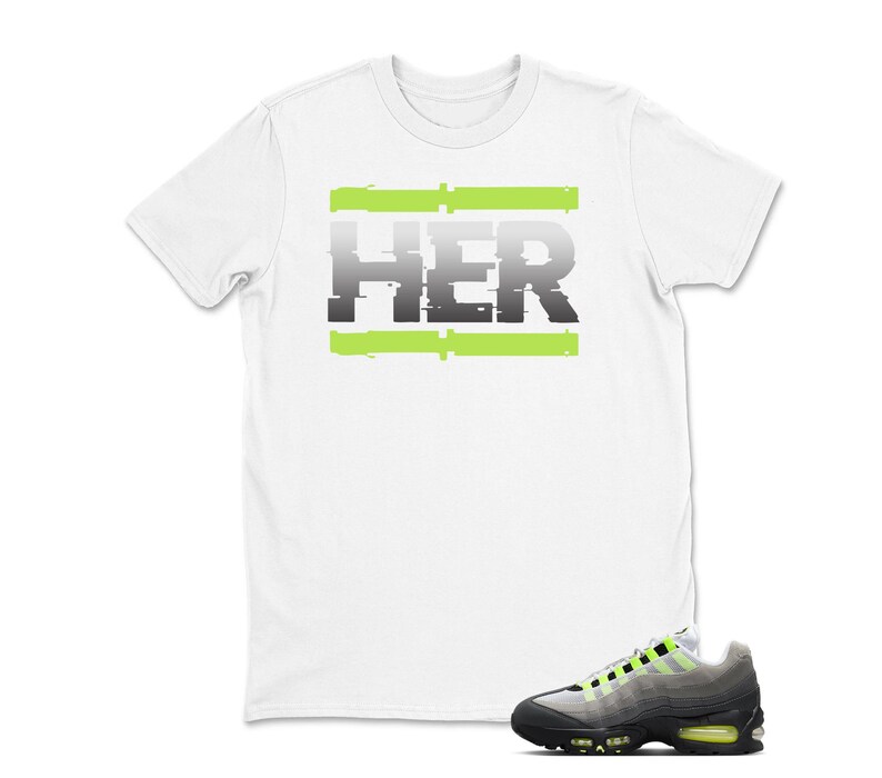 Pu&ograve; includere: T-shirt bianca con la scritta "HER" in un font grigio in stile glitch, accentuata da barre orizzontali verde neon. Un paio di scarpe da ginnastica grigie e nere con dettagli verde neon in primo piano.