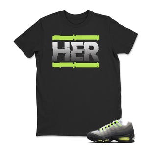 Pu&ograve; includere: T-shirt nera con la scritta "HER" in un font in stile glitch, incorniciata da due linee orizzontali verde neon. Un paio di scarpe da ginnastica grigie, nere e verde neon si trova in basso a destra.